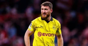 Milli futbolcu Salih Özcan Borussia Dortmund'a veda ederken taraftarlarla selamlaşıyor
