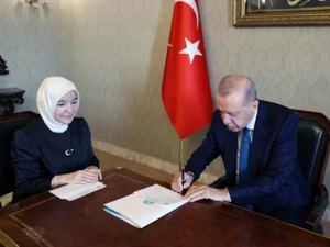 Cumhurbaşkanı Erdoğan Darülaceze Başkanı ile görüşüyor ve kurban vekaletini teslim ediyor.