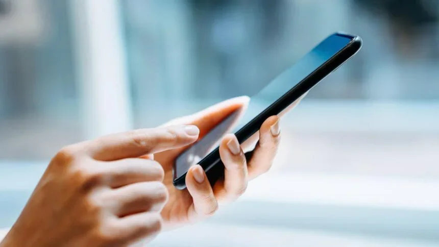 Ticaret Bakanlığı logosu ve cep telefonu görseli