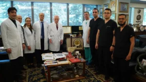 Prof. Dr. Mehmet Haberal, Mısır'daki uluslararası zirvede organ nakli alanındaki liderliği nedeniyle "global ikon" olarak onurlandırıldı.