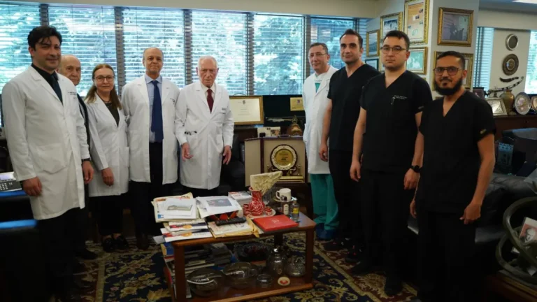 Prof. Dr. Mehmet Haberal, Mısır'daki uluslararası zirvede organ nakli alanındaki liderliği nedeniyle "global ikon" olarak onurlandırıldı.