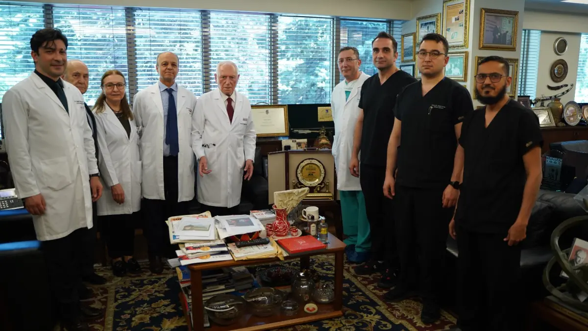 Prof. Dr. Mehmet Haberal, Mısır'daki uluslararası zirvede organ nakli alanındaki liderliği nedeniyle "global ikon" olarak onurlandırıldı.