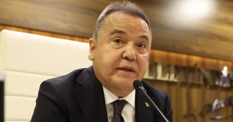 Antalya'da rüşvet ve yolsuzluk soruşturması kapsamında Muhittin Böcek'in savcılığa ek ifade verdiği an.
