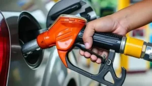 Motorine yapılan indirim sonrası akaryakıt fiyatlarının güncellenmesini gösteren görsel.