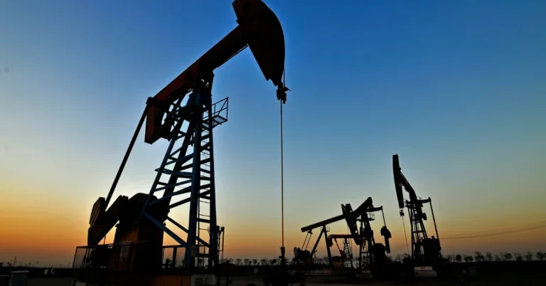 Orta Doğu'daki gerilim nedeniyle Brent petrol fiyatları 105 doların üzerine çıktı.