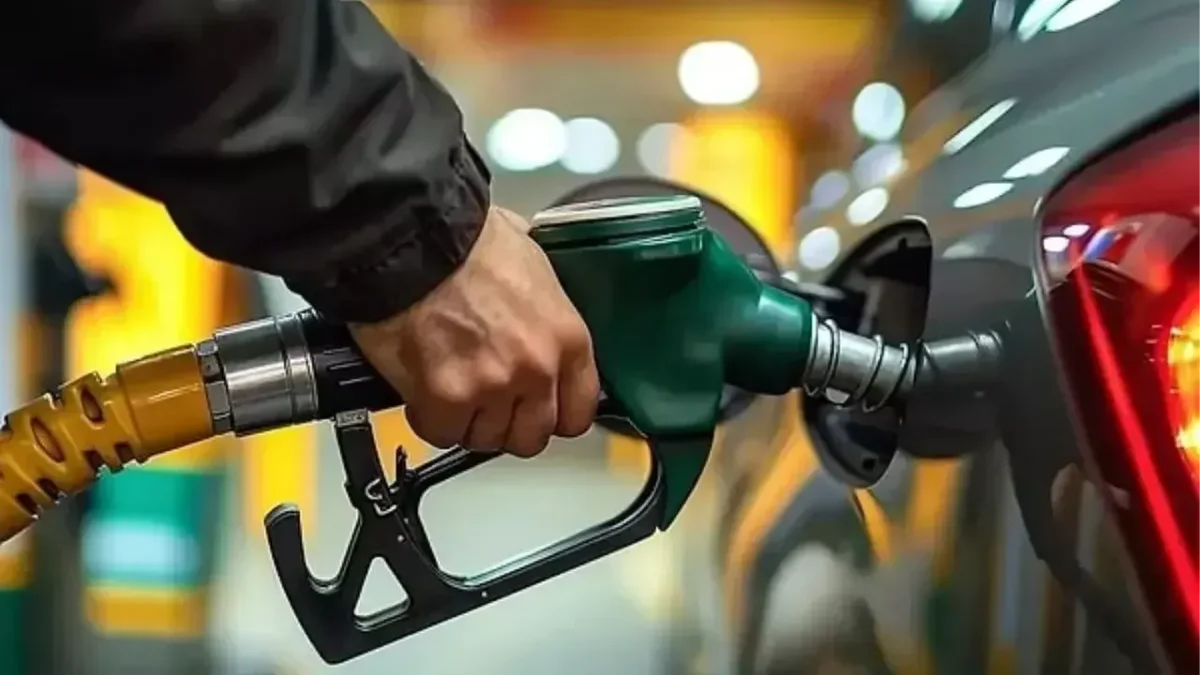 Motorin ve benzin fiyatlarındaki son durumu gösteren akaryakıt pompa görseli