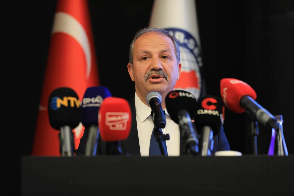 Sağlık-Sen Genel Başkanı Mahmut Faruk Doğan, Hemşireler Günü etkinliğinde konuşma yaparken