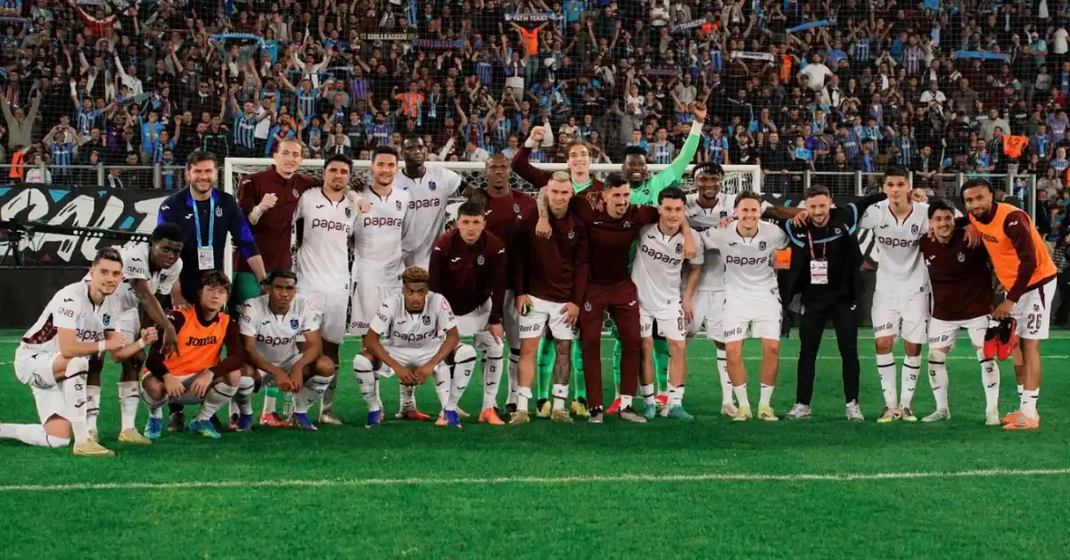 Trabzonspor'un Ziraat Türkiye Kupası yarı final maçındaki galibiyeti sonrası sevinen oyuncular