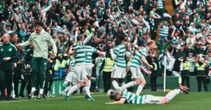 İskoçya Premiership şampiyonluk maçında Celtic oyuncuları sevinirken