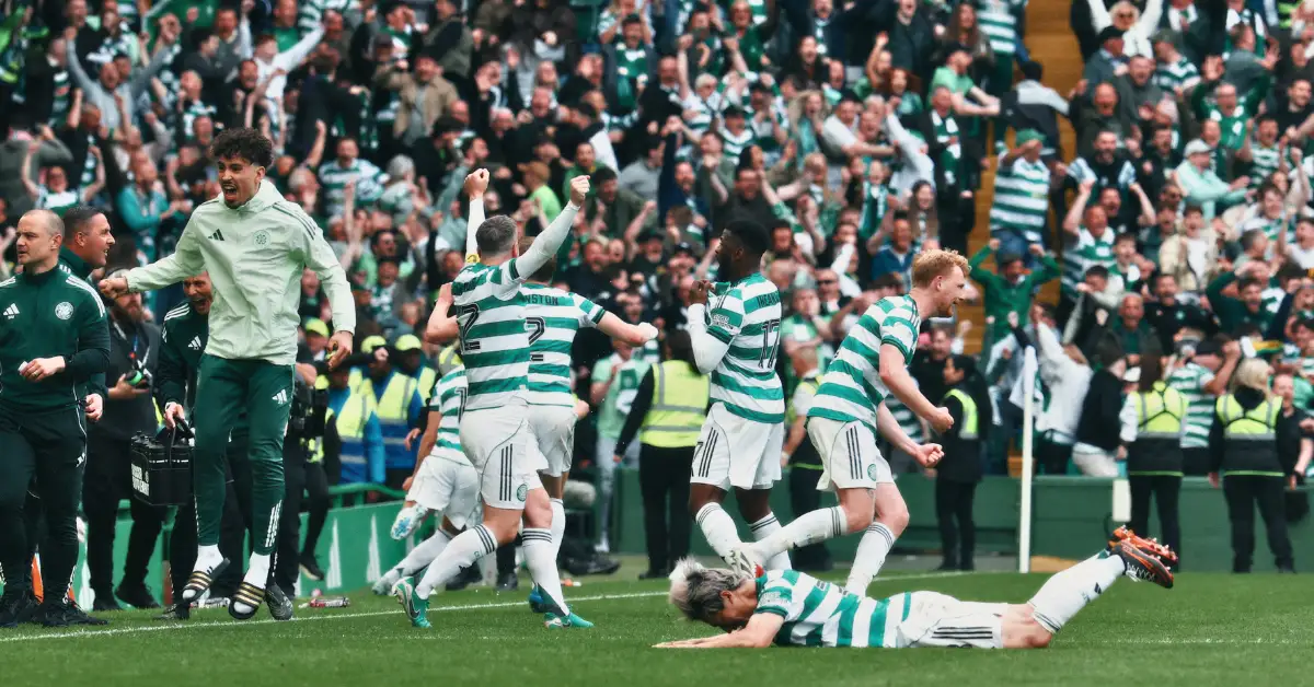 İskoçya Premiership şampiyonluk maçında Celtic oyuncuları sevinirken
