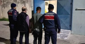 Adana'da polis kimliğine bürünerek yaşlı bir çiftten 10 milyon liralık altın çalan dolandırıcıların jandarma operasyonuyla yakalanması