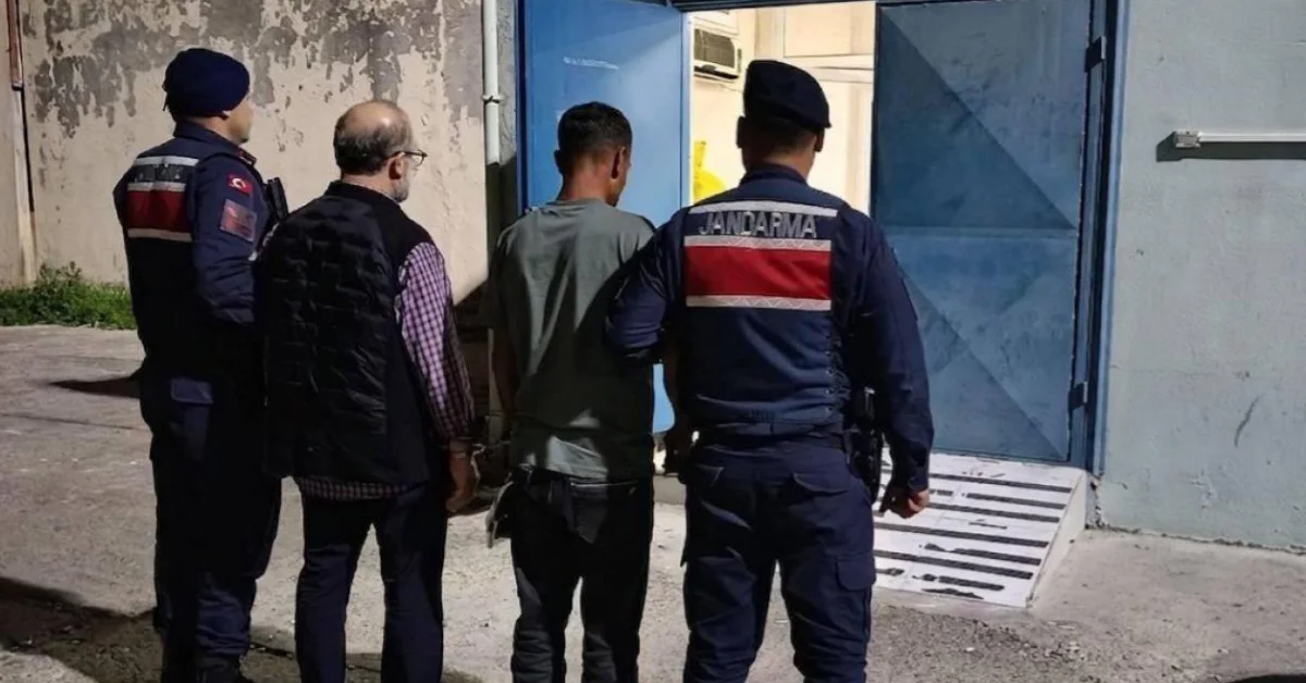 Adana'da polis kimliğine bürünerek yaşlı bir çiftten 10 milyon liralık altın çalan dolandırıcıların jandarma operasyonuyla yakalanması
