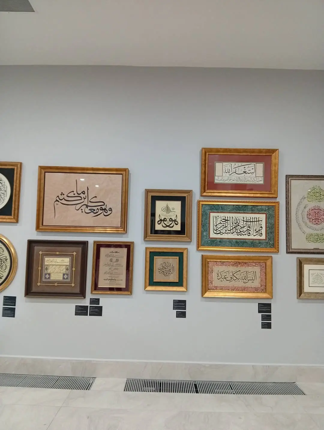 Fuat Başar'ın 50. sanat yılını kutlayan sergiden genel görünüm