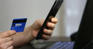 Türkiye'de e-ticaret hacminin son 5 yılda 12 kat artarak 10 trilyon lirayı aştığını gösteren grafik