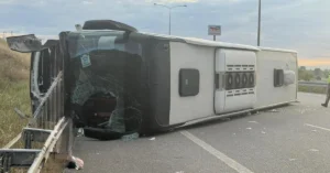 İstanbul-İzmir Otoyolu'nda devrilen otobüs ve çevresindeki acil durum ekipleri