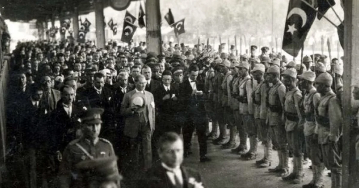 Mustafa Kemal Atatürk'ün 19 Mayıs 1919'da Samsun'a çıkışını temsil eden görsel
