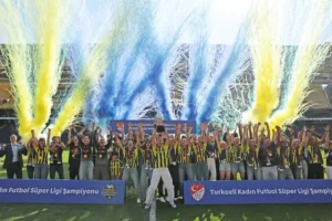 Fenerbahçe kadın futbol takımı oyuncuları şampiyonluk kupasıyla birlikte seviniyor