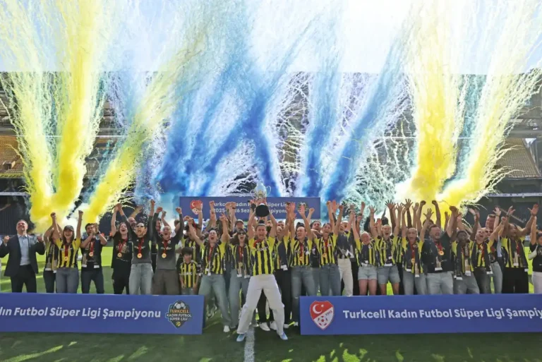 Fenerbahçe kadın futbol takımı oyuncuları şampiyonluk kupasıyla birlikte seviniyor