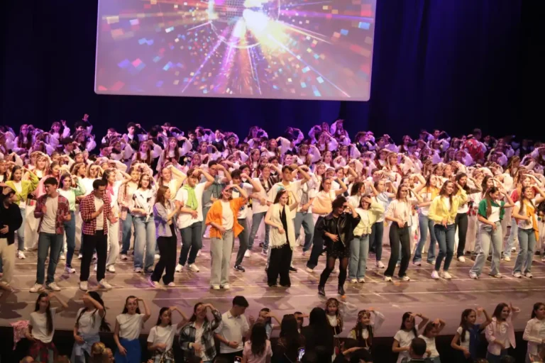 TED Ankara Koleji Halk Dansları Topluluğu 90'lar temalı gösteri sahnesi