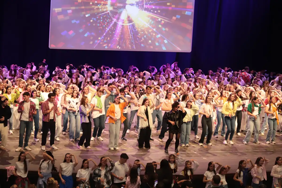 TED Ankara Koleji Halk Dansları Topluluğu 90'lar temalı gösteri sahnesi