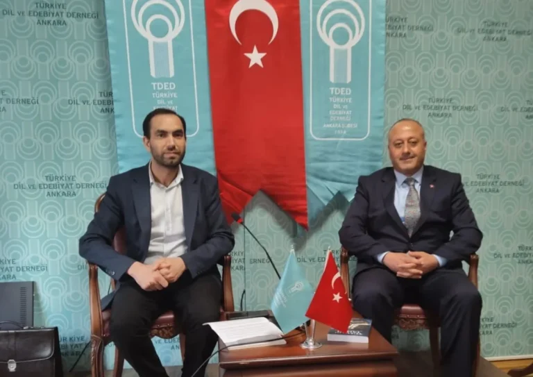 Gazeteci Atakan Çelik, Türkiye Dil ve Edebiyat Derneği Ankara Şubesi'nde Anadolu Ajansı'nın tarihini anlattı.