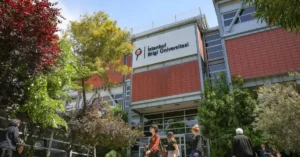Bilgi Üniversitesi kampüsü ve tabelası