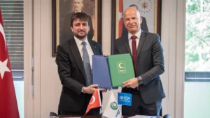 Yeşilay ve BM yetkilileri, göçmenlerin ruh sağlığına yönelik iş birliği anlaşmasını imzalıyor.