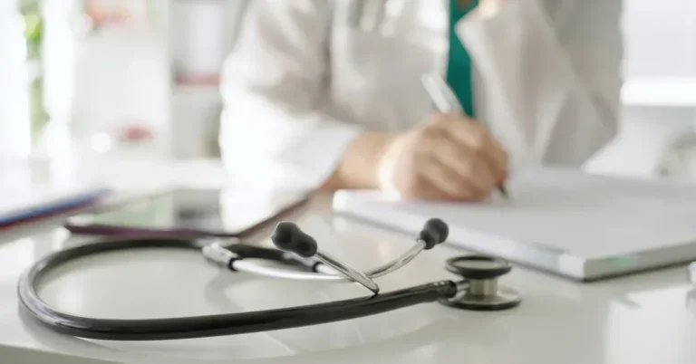 Kurban kesimi sırasında yaralanan bir kişinin sağlık görevlileri tarafından sedyede taşınması