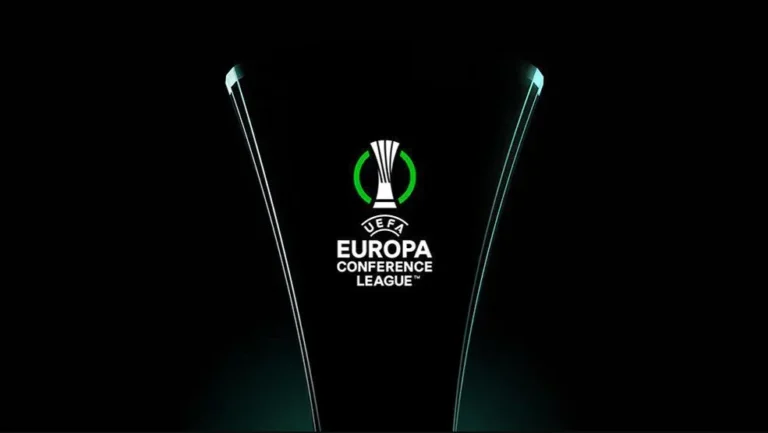 Crystal Palace takımının Konferans Ligi kupasını kaldırdığı an