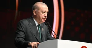 Cumhurbaşkanı Erdoğan, İstanbul'un fethinin aydınlığın ve kardeşliğin simgesi olduğunu belirttiği konuşmasında halka sesleniyor.