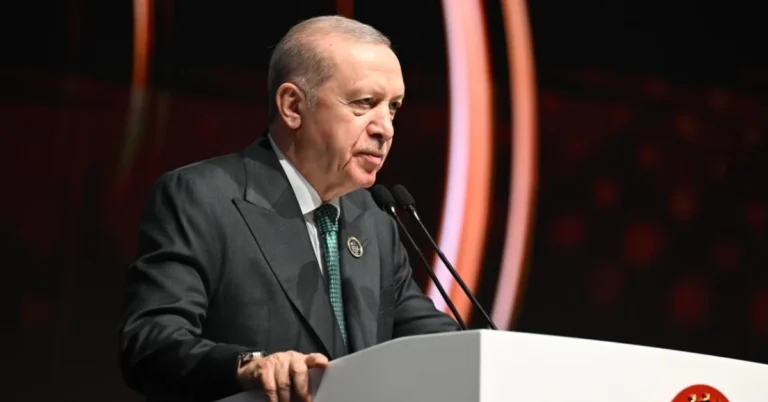 Cumhurbaşkanı Erdoğan, İstanbul'un fethinin aydınlığın ve kardeşliğin simgesi olduğunu belirttiği konuşmasında halka sesleniyor.