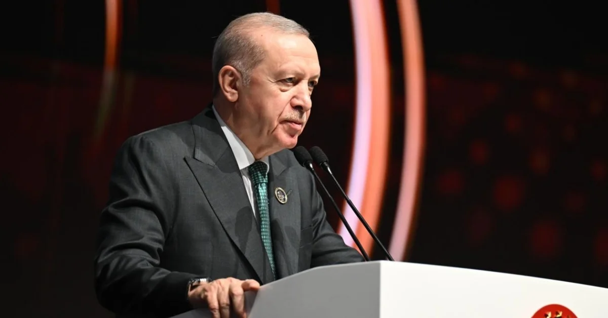 Cumhurbaşkanı Erdoğan, İstanbul'un fethinin aydınlığın ve kardeşliğin simgesi olduğunu belirttiği konuşmasında halka sesleniyor.