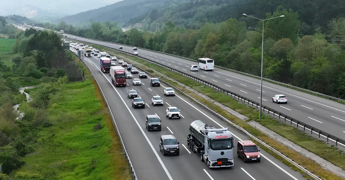 Bolu'da bayram tatili trafik yoğunluğu nedeniyle ağır vasıtalar için İstanbul yönüne kısıtlama getirildi.