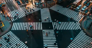 Japonya'da azalan nüfusu temsil eden grafik ve yaşlı nüfus görseli