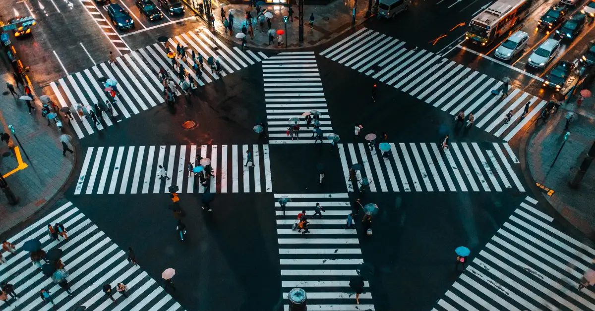 Japonya'da azalan nüfusu temsil eden grafik ve yaşlı nüfus görseli