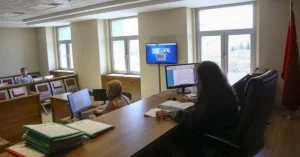 E-Duruşma sisteminin bölge adliye mahkemelerine taşınmasını gösteren dijital adalet konseptli görsel