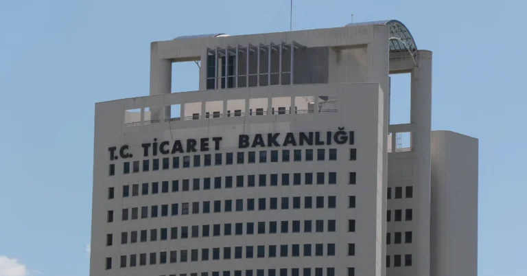Ticaret Bakanlığı Reklam Kurulu'nun otomotiv devine kestiği 863 milyon liralık ceza ile ilgili haber görseli