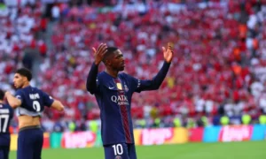 Paris Saint-Germain oyuncuları Şampiyonlar Ligi kupasını kaldırırken