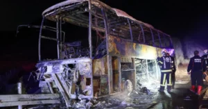 Denizli-Aydın Otoyolu'nda meydana gelen feci yolcu otobüsü kazası, bariyerlere çarpma sonucu 8 kişinin hayatını kaybettiği ve 33 kişinin yaralandığı anı gösteriyor.