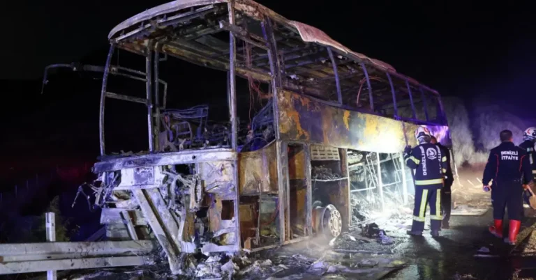 Denizli-Aydın Otoyolu'nda meydana gelen feci yolcu otobüsü kazası, bariyerlere çarpma sonucu 8 kişinin hayatını kaybettiği ve 33 kişinin yaralandığı anı gösteriyor.