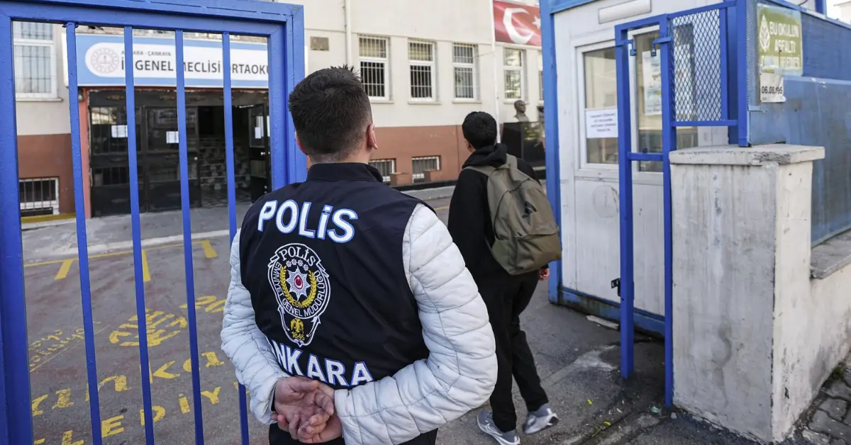 Milli Eğitim Bakanlığı'nın okullarda güvenlik önlemlerini artırma kapsamında tüm okullara kamera sistemi getireceği duyuruldu.