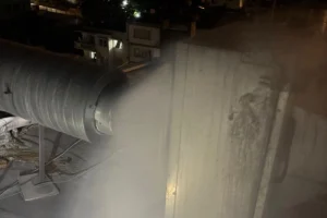 Konak'ta çıkan binada yangın sonrası itfaiye ekipleri ve çevredeki vatandaşlar