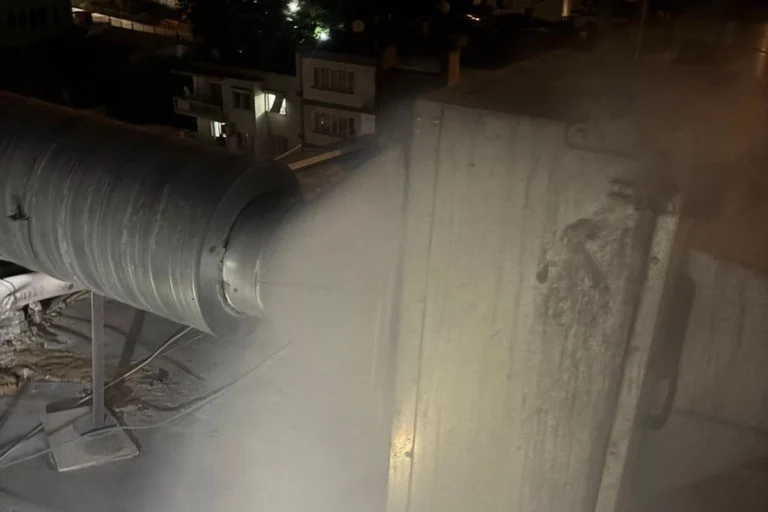 Konak'ta çıkan binada yangın sonrası itfaiye ekipleri ve çevredeki vatandaşlar