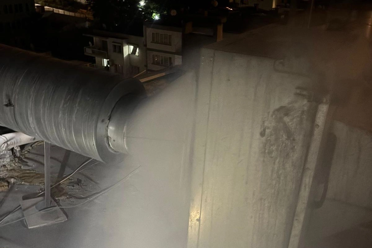 Konak'ta çıkan binada yangın sonrası itfaiye ekipleri ve çevredeki vatandaşlar