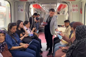 Kayseri Büyükşehir Belediyesi KBB Trafik mobil uygulamasını vatandaşlara sahada tanıtıyor