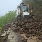 Trabzon'da heyelan sonrası kapanan mahalle yolu ekiplerin çalışmasıyla ulaşıma açıldı.