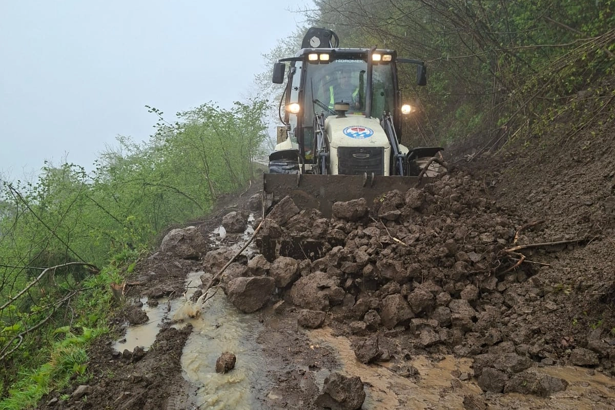 Trabzon'da heyelan sonrası kapanan mahalle yolu ekiplerin çalışmasıyla ulaşıma açıldı.