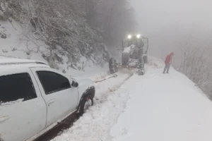 Kocaeli'de kar yağışı altında kamp yapan ve mahsur kalan bir grup genç, Büyükşehir Belediyesi ekipleri tarafından kurtarıldı.