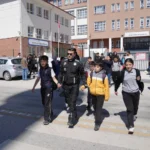 Keçiören zabıta ekipleri okul çıkışında öğrencilerin güvenliğini sağlıyor.