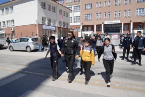 Keçiören zabıta ekipleri okul çıkışında öğrencilerin güvenliğini sağlıyor.